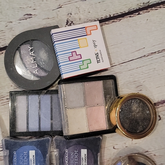 Random eyeshadow bundle - Picture 3 of 5